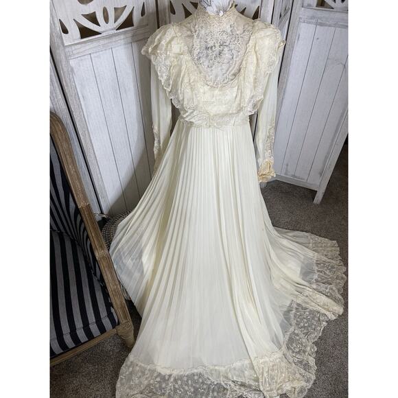 Vintage 1970s Bridal Ivory Cottagecore Wedding Dress Ruffle Lace Medium Union